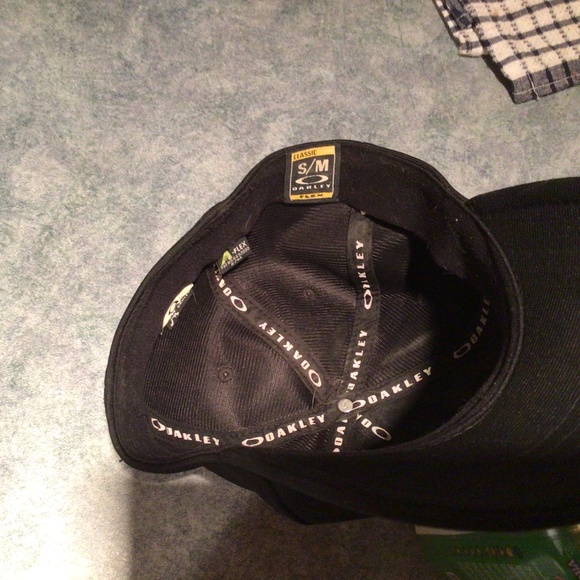 OAKLEY hat - Picture 2 of 4
